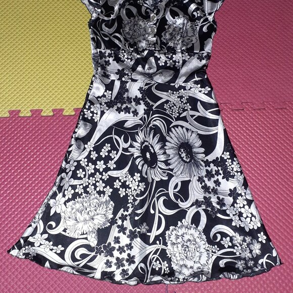 Silky soft smooth satin flowy floral dress - Picture 2 of 4